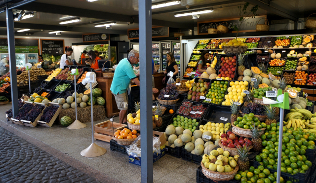 메카르도농산물시장 안의 과일가게