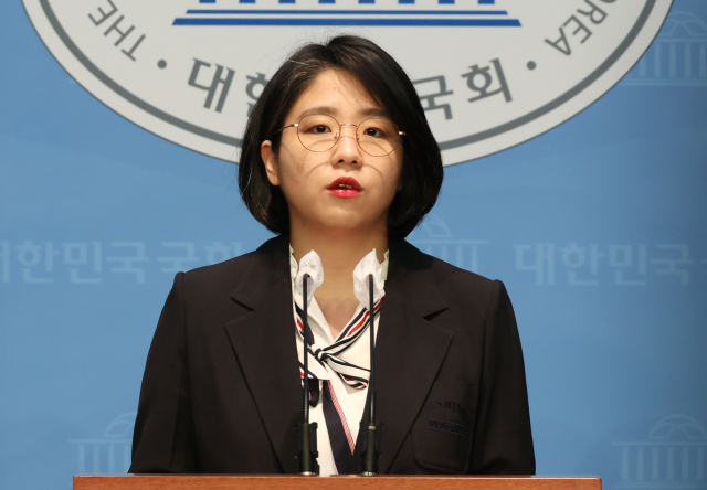 기본소득당 용혜인 상임대표가 7일 오전 국회 소통관에서 기자회견을 열고 후쿠시마 오염수 관련 국민투표에 부칠 것을 촉구하고 있다. 연합뉴스