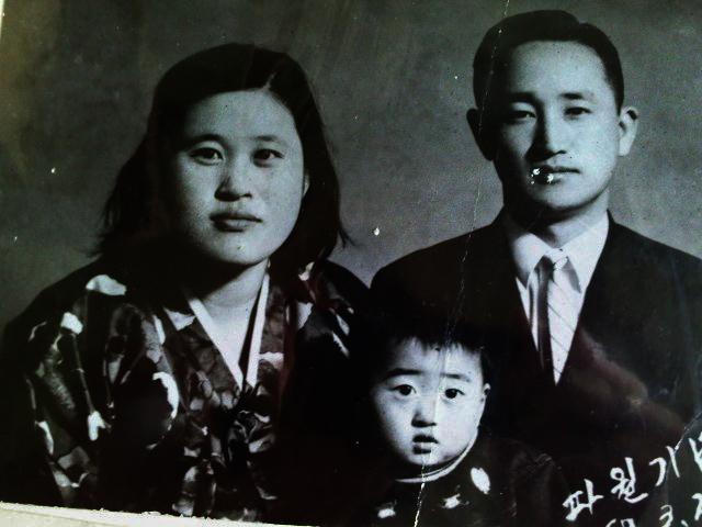 박임선(사진 왼쪽 첫 번째) 씨의 남편 고 정용운(사진 오른쪽 첫 번째) 씨가 베트남 파병 직전 촬영한 가족 사진. 가족 제공.