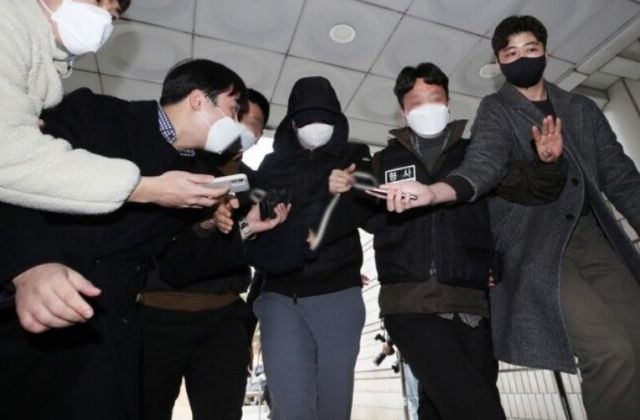여러 여성과 성관계 장면을 불법 촬영한 혐의로 긴급체포된 한 기업 회장 아들 권모 씨가 2021년 서울 서초구 서울중앙지법에서 열린 영장실질심사에 출석하며 법정으로 향하고 있다. 연합뉴스