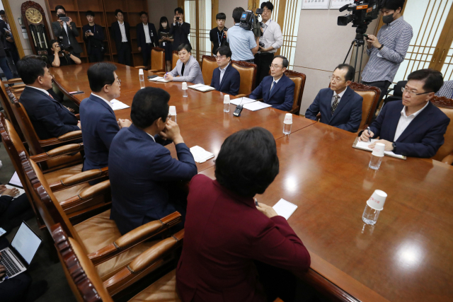 김필곤 중앙선거관리위원회 상임위원 등 선관위 관계자들이 7일 경기 과천 선거관리위원회에 