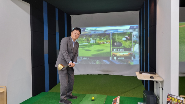 최상호 대한파크골프시스템 대표가 대구 수성구 스크린파크골프장 파세지아타 시지직영점에서 포즈를 취하고 있다. 채원영 기자