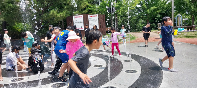 낮 최고 기온이 31도까지 오르는 등 후텁지근한 날씨를 보인 7일 오후 경북 경주시 안강종합운동장 음악분수대에서 어린이들이 시원한 물줄기를 맞으며 즐거운 시간을 보내고 있다. 경주시 제공