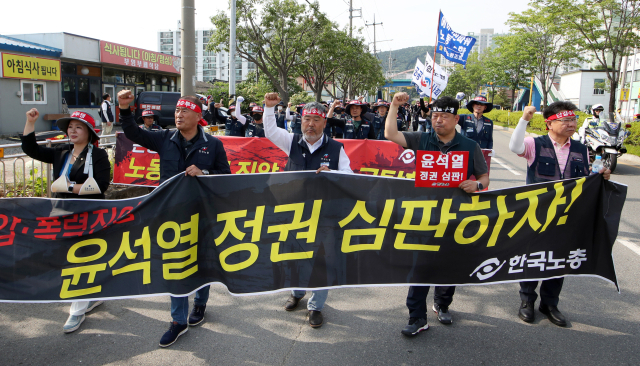7일 오후 전남 광양시에서 열린 한국노총 긴급 투쟁결의대회에서 조합원들이 광양경찰서를 향해 가두행진하고 있다. 연합뉴스