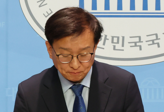 더불어민주당 권칠승 수석대변인이 7일 오전 국회 소통관에서 최원일 전 천안함 함장 비난 발언과 관련해 유감 표명을 하며 고개 숙여 사과하고 있다. 연합뉴스