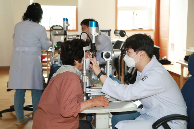8일 오전 예천군노인복지관에서 노인 무료 안과 검진을 하고 있는 모습. 예천군 제공