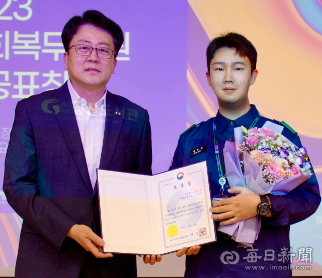 이수범(오른쪽) 경산시립장산도서관 근무 사회복무요원이 7일 임종배 대구경북지방병무청장으로부터 표창을 받았다. 경산시 제공