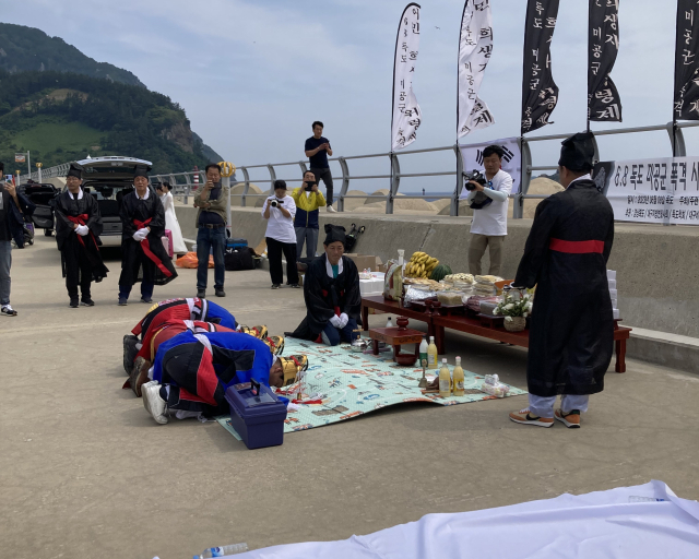 6·8 독도 폭격 사건 희생자 위령제가 8일 울릉군 울릉읍 저동리 촛대바위 앞에서 열리고 있다. 대구변호사회 제공.