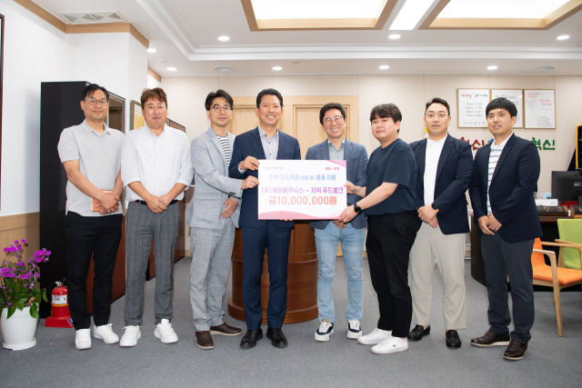 8일 구미산단 세아메카닉스 조창현(오른쪽 네 번째) 대표와 임직원들이 김장호(왼쪽 네 번째) 구미시장에게 저소득층 아동 물품 지원비를 전달하고 있다. 구미시 제공