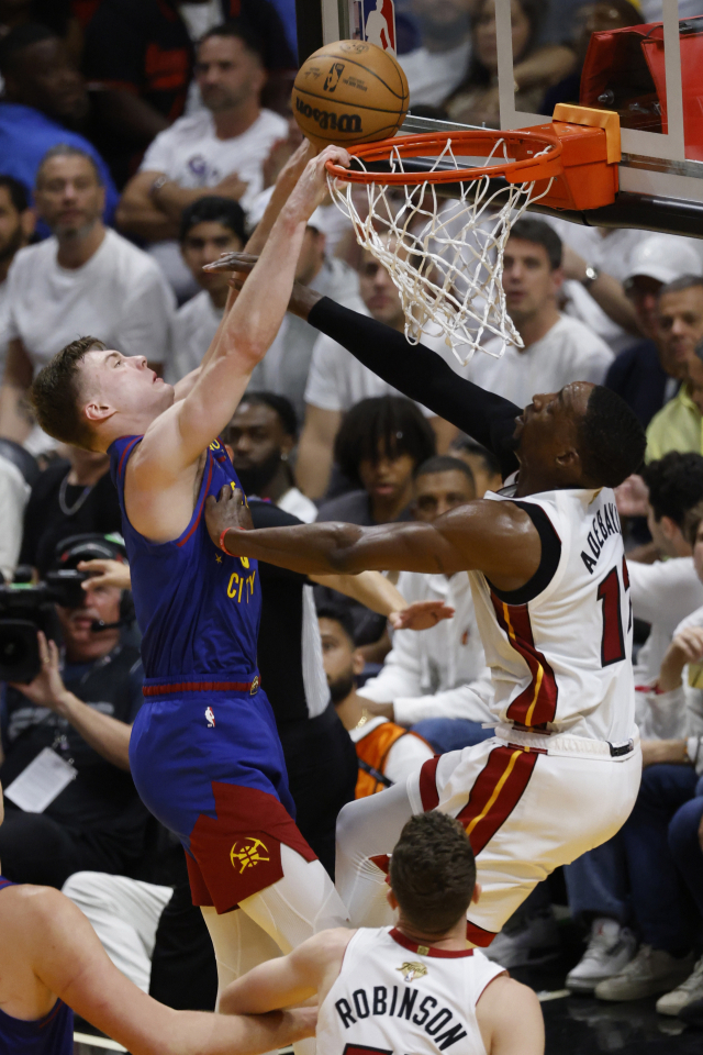 8일(한국 시간) 미국 마이애미에서 열린 NBA 파이널 3차전. 덴버 너기츠의 크리스찬 브라운(왼쪽)이 마이애미 히트의 센터 뱀 아데바요를 앞에 두고 덩크를 시도하고 있다. EPA연합뉴스