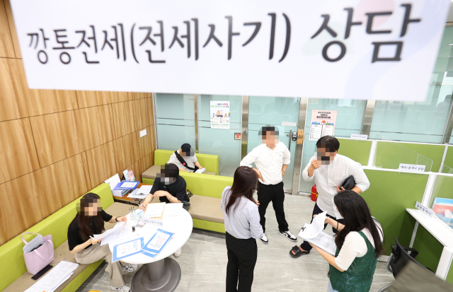 전세사기 피해 지원을 위한 특별법 시행 첫날인 1일 오후 서울시청 서소문 별관 내 전·월세 종합지원센터가 민원인으로 붐비고 있다. 연합뉴스