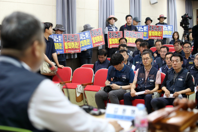 7일 오후 전남 광양시 중동 한국노총 전남 광양지역지부 회의실에서 한국노총 김동명 위원장과 참석 위원들이 한국경제사회노동위원회(경사노위) 불참·탈퇴 여부를 논의하는 긴급 중앙집행위원회를 열고 있다. 연합뉴스