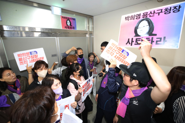 8일 오전 서울 용산구청에서 이태원 참사 유가족들이 이태원 참사 부실 대응 혐의로 구속기소 됐다 보석으로 석방된 박희영 용산구청장의 출근을 저지하기 위해 잠겨있는 구청장실 문을 두드리고 있다. 연합뉴스