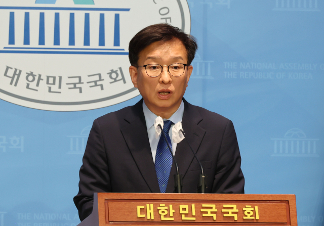 권칠승 더불어민주당 수석대변인이 지난달 7일 국회 소통관에서 최원일 전 천안함 함장 비난 발언과 관련해 유감을 표명하고 있다. 연합뉴스