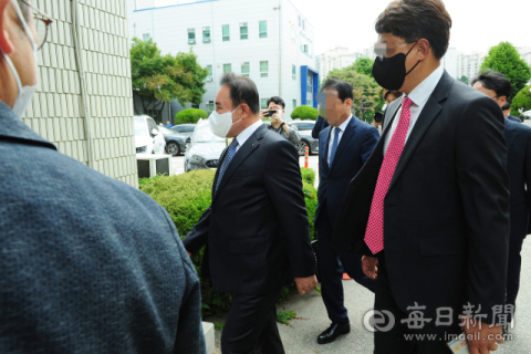 [포토뉴스] BBQ 윤홍근, 배임혐의 2번째 법원 출석