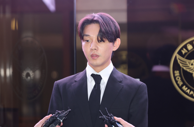 마약 투약 혐의를 받고 있는 배우 유아인이 지난 5월 24일 구속영장이 기각된 뒤 서울 마포경찰서를 나서고 있다. 연합뉴스