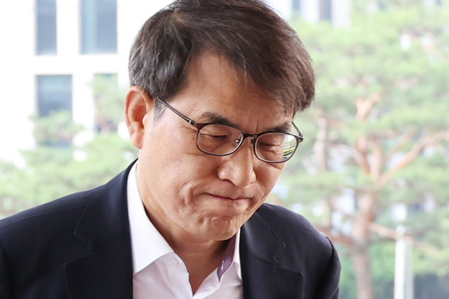 여권의 사퇴 압박을 받는 노태악 중앙선거관리위원장이 9일 오전 서울 서초동 대법원으로 출근하고 있다. 연합뉴스