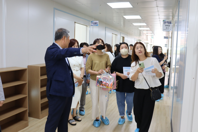 고령군 고령초교 학부모들이 모듈러 교실을 둘러보고 있다. 고령교육지원청 제공.