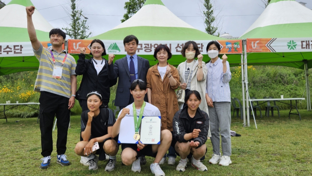 대구 강동중 3학년 최우성 선수(가운데)가 동료들과 학교 관계자들과 함께 기념촬영을 하고 있다. 대구시교육청 제공