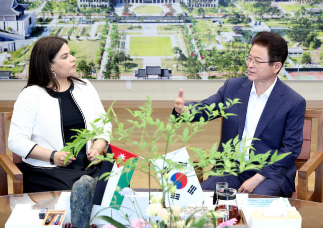 아살 알 탈 주한 요르단 대사(왼쪽)가 9일 경북도청에서 이철우 경북도지사와 교류 확대 방안을 논의하고 있다. (사진=경북도 제공)