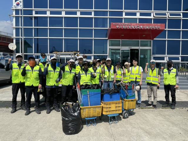 부산항만공사(BPA)는 9일 부산항신항시설관리센터와 함께 부산항 신항 소형선부두 인근 해변과 도로에서 환경정화 봉사활동을 벌였다. 제공 BPA