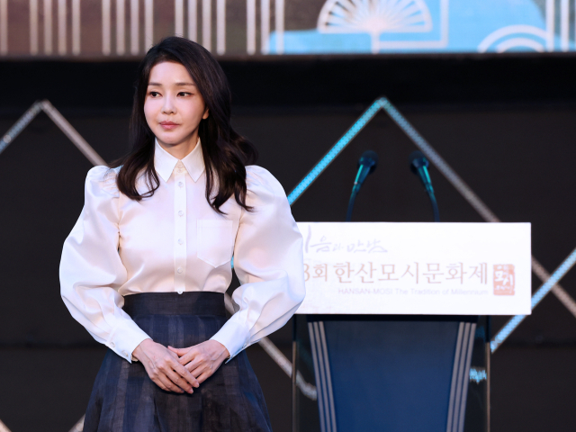 김건희 여사가 9일 오후 충남 서천군 한산모시관 이음무대에서 열린 제33회 한산모시문화제 개막식에서 축사를 마친 뒤 단상을 내려가고 있다. 연합뉴스