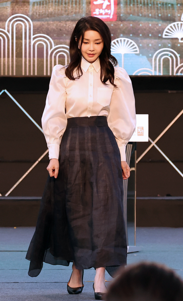 김건희 여사가 9일 오후 충남 서천군 한산모시관 이음무대에서 열린 제33회 한산모시문화제 개막식에서 축사를 마친 뒤 단상을 내려가고 있다. 연합뉴스