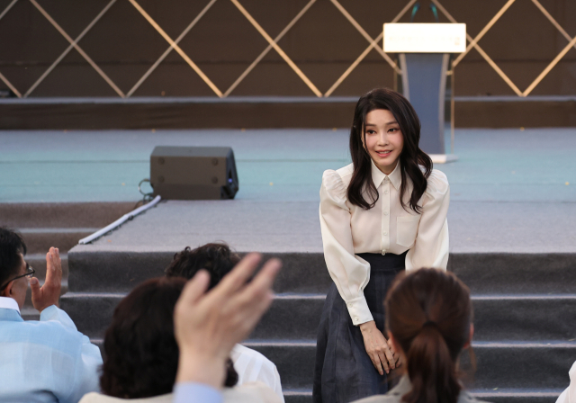 김건희 여사가 9일 오후 충남 서천군 한산모시관 이음무대에서 열린 제33회 한산모시문화제 개막식에서 축사에 앞서 인사하고 있다. 연합뉴스