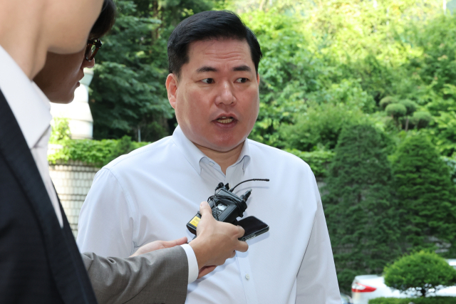 유동규 전 성남도시개발공사 기획본부장이 9일 오전 서초구 서울중앙지법에서 열린 대장동 사건 관련 공판에 출석하며 기자의 질문에 답하고 있다. 연합뉴스