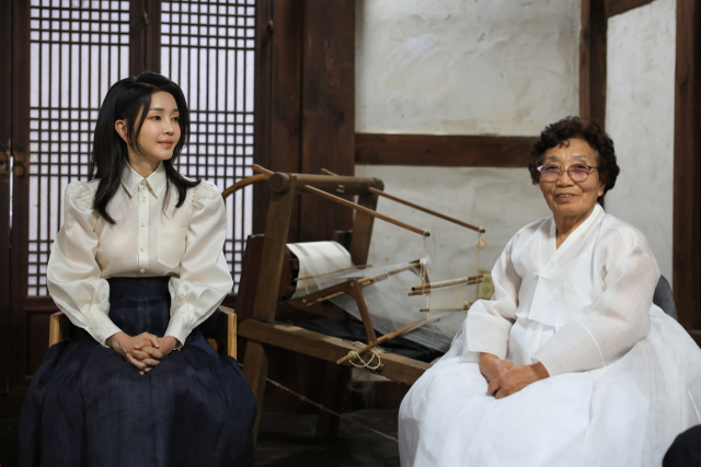 김건희 여사가 9일 오후 충남 서천군 한산모시관에서 무형문화재 전승 교육사, 이수자 등 관계자들과 간담회를 하고 있다. 오른쪽은 국가무형문화재 