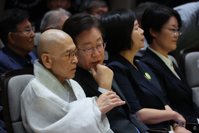 더불어민주당 이재명 대표가 10일 오전 서울 명동대성당 꼬스트홀에서 열린 