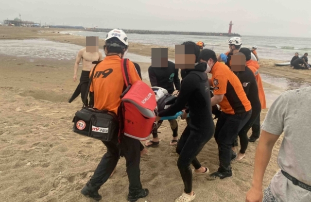 강원 양양 설악해변 낙뢰 사고 부상자 이송 현장. 강원도소방본부 제공