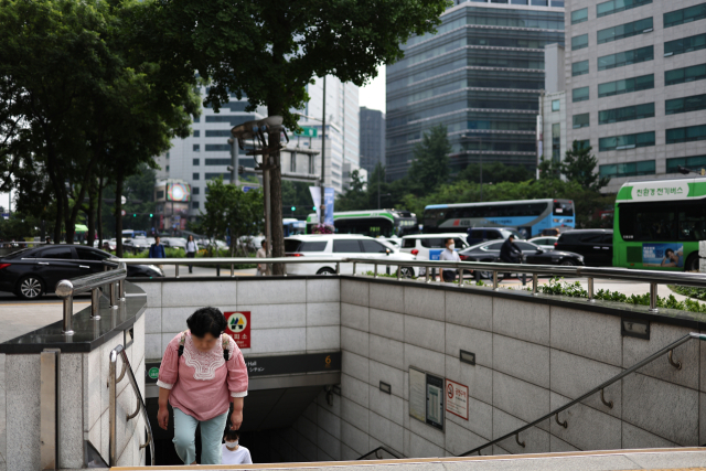 경제협력개발기구(OECD)가 올해 세계 경제 성장률 전망치를 올렸으나, 한국 경제 성장률을 종전 1.6%에서 1.5%로 하향 조정했다. 7일 기획재정부 등에 따르면 OECD는 이런 내용의 경제전망 보고서를 발표했다. 사진은 이날 오후 시청역 인근의 모습. 연합뉴스