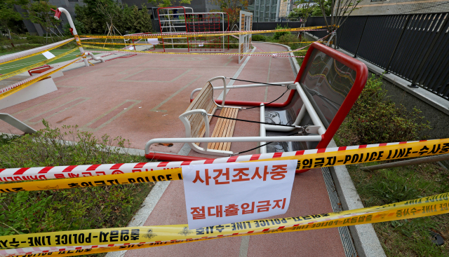 아파트 놀이터의 철제 흔들의자가 부러지면서 초등학생이 깔려 숨지는 사고가 발생했다. 11일 경북 경산의 사고가 발생한 아파트 놀이터에 쓰러진 흔들의자 앞으로 출입통제선이 설치돼 있다. 김영진 기자 kyjmaeil@imaeil.com