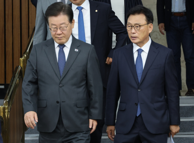 9일 국회에서 열린 민주당 확대간부회의에 이재명 대표와 박광온 원내대표가 참석하고 있다. 연합뉴스