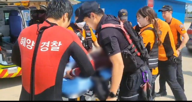 지난 11일 오후 포항시 북구 흥해읍 용한해변에서 40대 여성이 익수사고로 숨진 것을 구조당국이 구조하고 있다. 포항해양경찰서 제공.