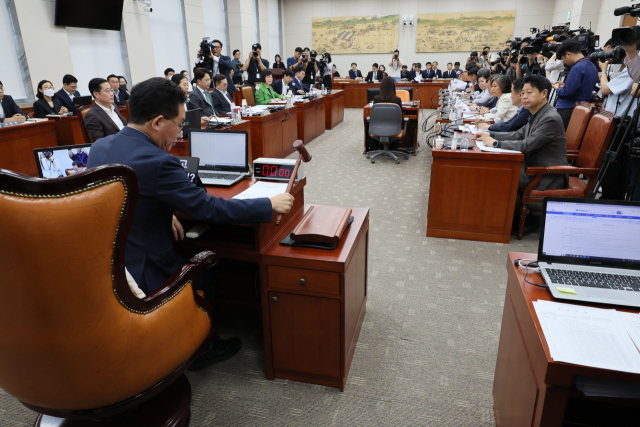 12일 오전 국회에서 열린 교육위원회 전체회의에서 유기홍 위원장이 의사봉을 두드리고 있다. 이날 교육위는 학교폭력 예방법인 이른바 