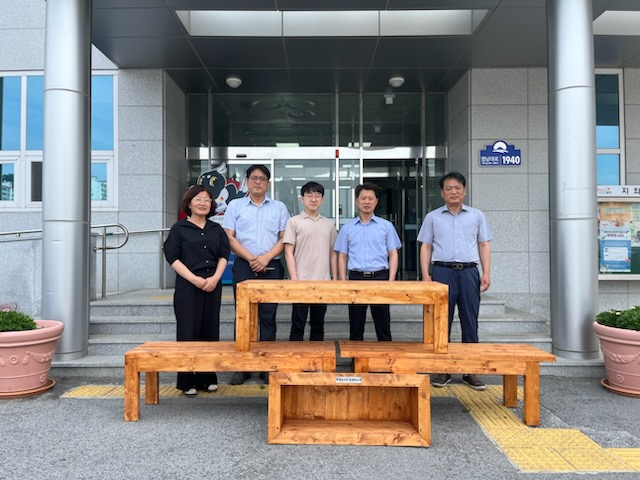 감호지구 목재 학교(회장 권혁복)는 12일 김천시 지좌동 행정복지센터에 나무 벤치 3개와 화분 1개를 기증했다. 김천시 제공