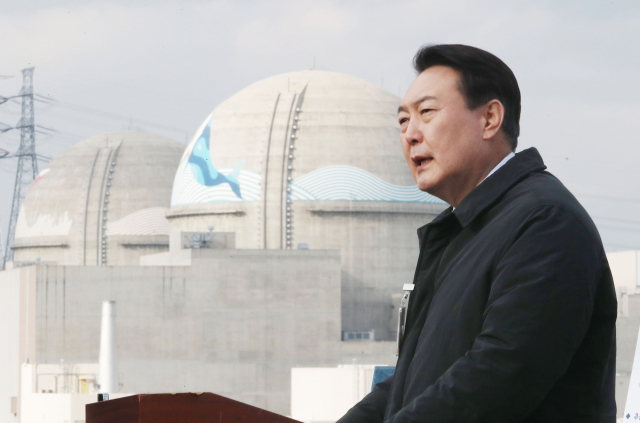 윤석열 대통령이 대선 후보 시절인 지난 2021년 12월 경북 울진군 신한울 3·4호기 건설 중단 현장을 방문, 탈원전 정책 전면 재검토와 신한울 3·4호기 건설 즉각 재개 등 원자력 공약을 발표하고 있다. 연합뉴스
