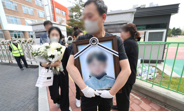 13일 오전 경북 경산시의 한 초등학교 정문 앞에서 지난 10일 아파트단지내 설치된 흔들의자가 부러지는 사고로 숨진 초등생의 발인이 엄수되고 있다. 김영진 기자 kyjmaeil@imaeil.com