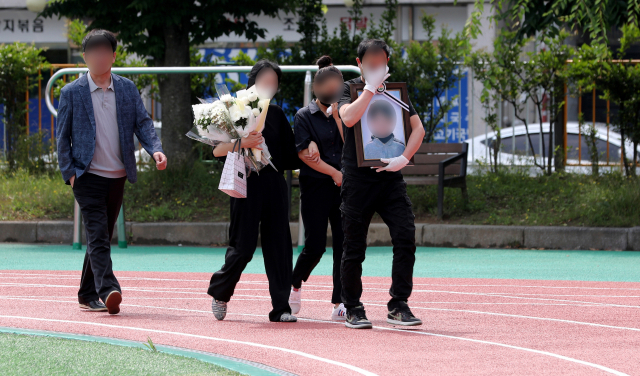 13일 오전 경북 경산시의 한 초등학교에서 지난 10일 아파트 놀이터에서 흔들의자가 부러지는 사고로 숨진 초등생의 발인이 엄수되고 있다. 김영진 기자 kyjmaeil@imaeil.com