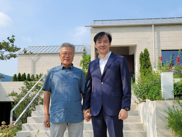 조국 전 법무부 장관이 경남 양산시 하북면 평산마을을 찾아 문재인 전 대통령과 만났다. 조 전 장관은 지난 10일 밤 페이스북에 글을 올려 이날 낮에 문 전 대통령과 만난 사실을 공개했다. 연합뉴스