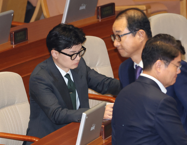 12일 국회 본회의에서 자신의 체포동의안 투표를 위해 이동하고 있다. 윤관석, 이성만 의원 체포동의안은 부결됐다. 연합뉴스