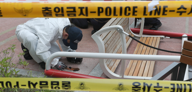 13일 오후 흔들의자가 부러지는 사고로 초등생 1명이 사망한 경북 경산시 한 아파트 놀이터 옆 주민시설에서 국과수 등 유관기관 합동감식이 진행되고 있다. 이날 감식에서는 사고가 발생한 구조물의 무게 등이 사고 요인으로 작용했는지 정밀분석하기위해 흔들의자의 하단면 부분 등에서 시료를 채취했다. 연합뉴스