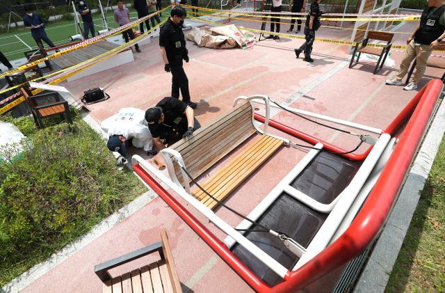 13일 오후 흔들의자가 부러지는 사고로 초등생 1명이 사망한 경북 경산시 한 아파트 놀이터 옆 주민시설에서 국과수 등 유관기관 합동감식이 진행되고 있다. 이날 감식에서는 사고가 발생한 구조물의 무게 등이 사고 요인으로 작용했는지 정밀분석하기위해 흔들의자의 하단면 부분 등에서 시료를 채취했다. 연합뉴스