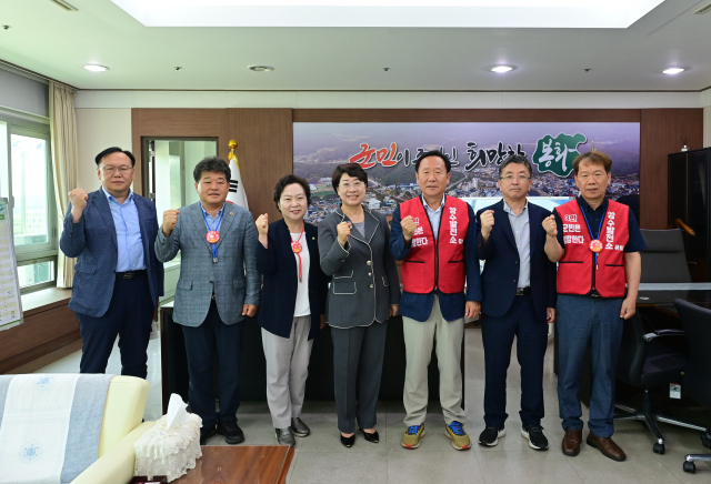 이달희 경제부지사와 박현국 봉화군수 등 관계자들이 양수발전소 유치를 기원하며 파이팅을 외치고 있다. 봉화군 제공