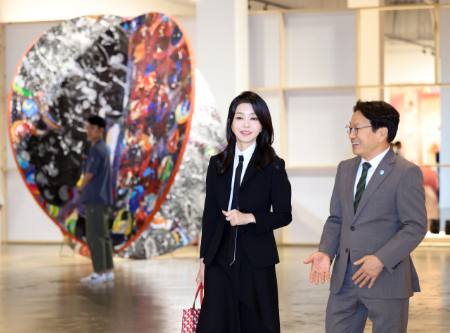 김건희 여사가 13일 광주 북구 광주비엔날레 전시관에서 진행 중인 제14회 광주비엔날레를 찾아 강기정 광주시장과 함께 전시장을 관람하고 있다. 연합뉴스