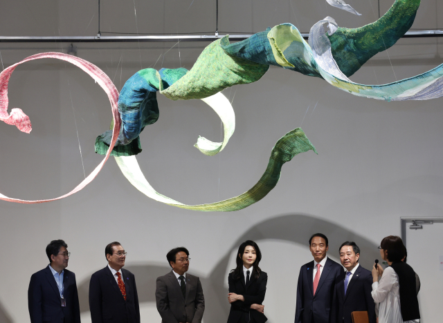 김건희 여사가 13일 광주 북구 광주비엔날레 전시관에서 진행 중인 제14회 광주비엔날레를 찾아 유마 타루 작가의 
