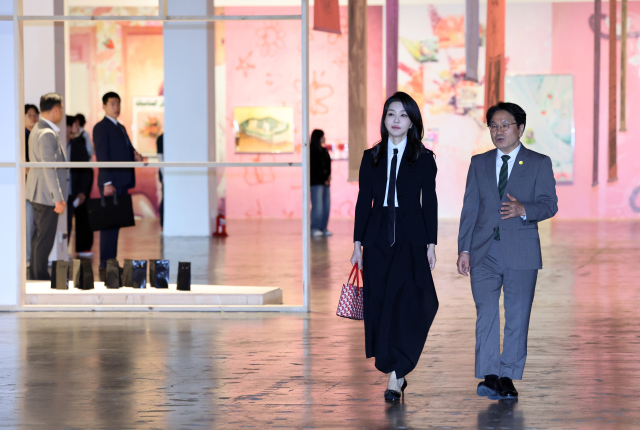 김건희 여사가 13일 광주 북구 광주비엔날레 전시관에서 진행 중인 제14회 광주비엔날레를 찾아 강기정 광주시장과 함께 전시장을 관람하고 있다. 연합뉴스