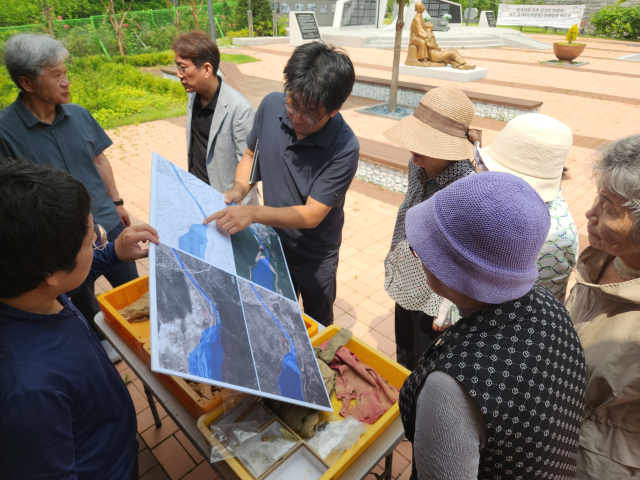 13일 오전 대구 달성군 가창면 가창용계공원에서 한국선사문화연구원 관계자가 유해 발굴을 통해 발견한 유류품들을 공개하고 있는 모습. 신중언 기자